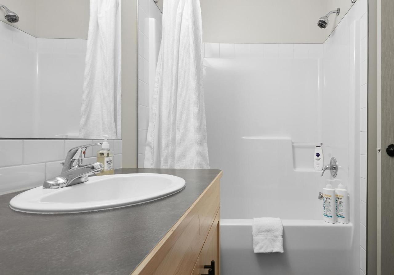 Newly Renovated Grizzly Lodge, Spacious 3Br 2Ba With Open Pool, Hot Tub キャンモア エクステリア 写真