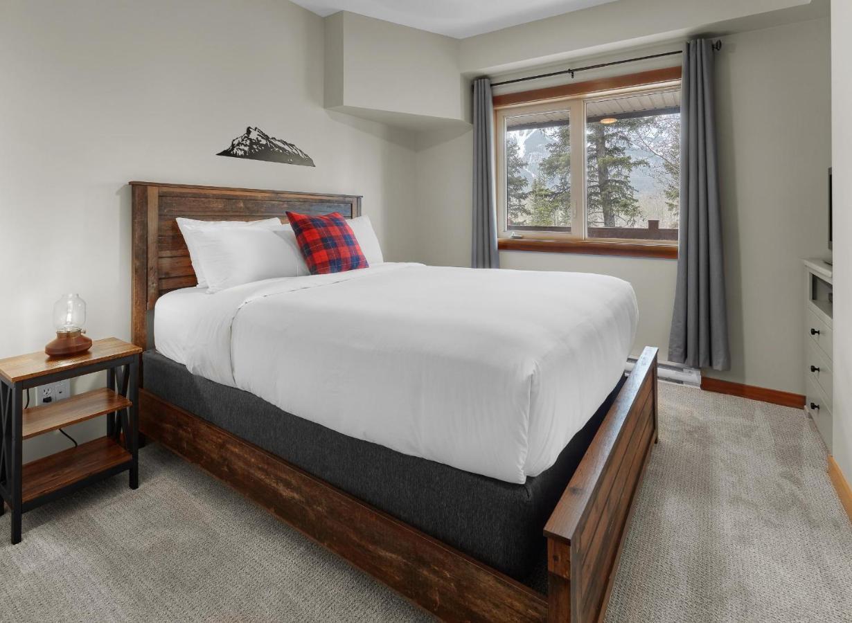 Newly Renovated Grizzly Lodge, Spacious 3Br 2Ba With Open Pool, Hot Tub キャンモア エクステリア 写真