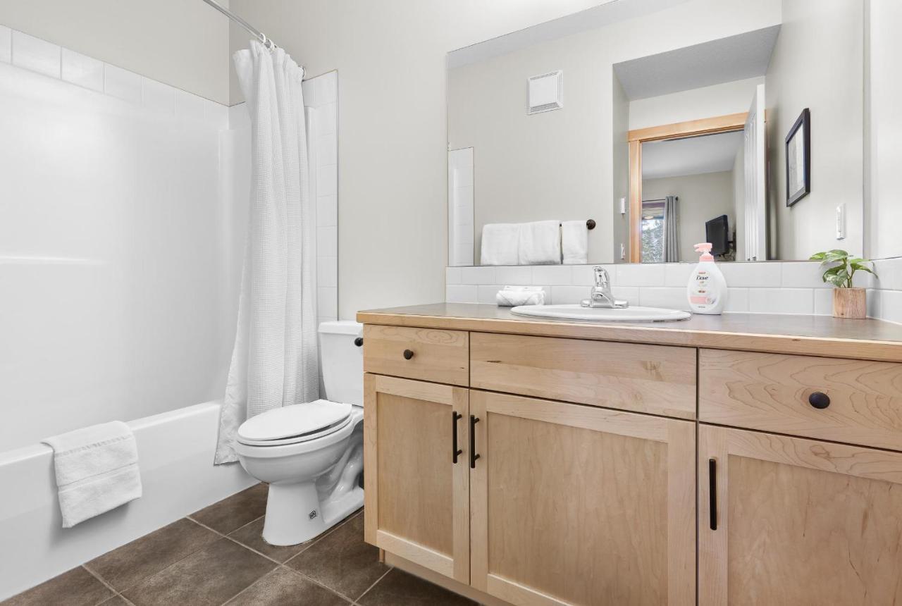 Newly Renovated Grizzly Lodge, Spacious 3Br 2Ba With Open Pool, Hot Tub キャンモア エクステリア 写真